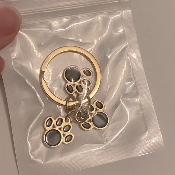 NEW Dog Paw Print Pet Keychain Stocking Stuffer SEALED - Picture 1 of 2